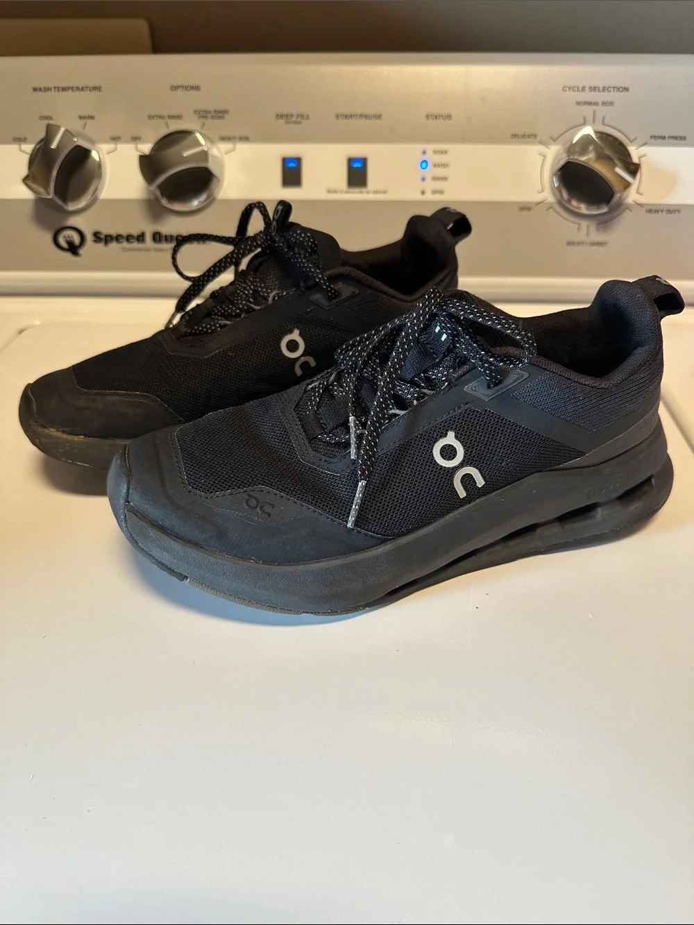 Boys black On Clouds size 6.5